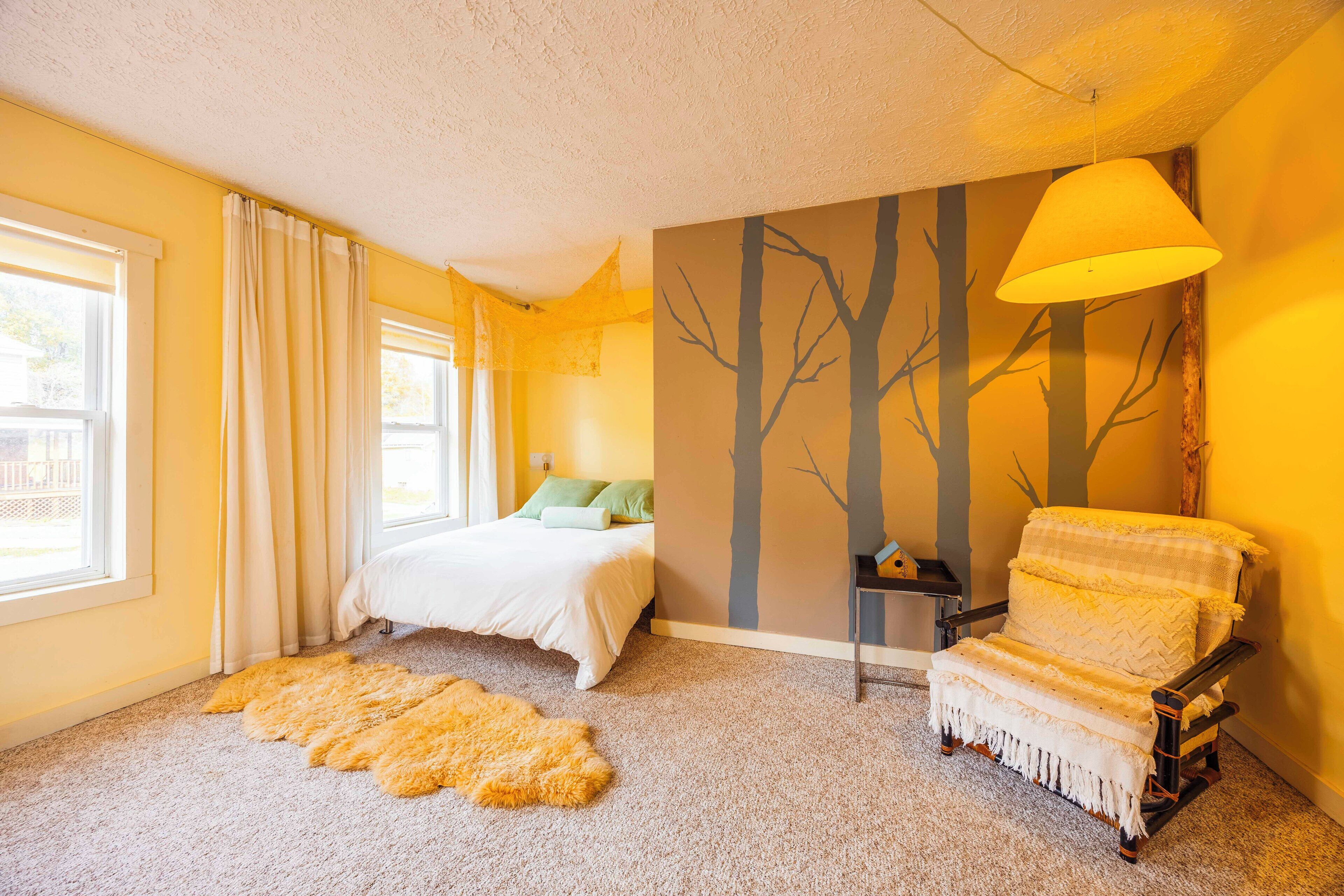 Bedroom 1: Queen
