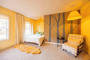 3 bedrooms, WiFi, bed sheets - DV-627 Walk to Breweries! Pets OK! (Davis)