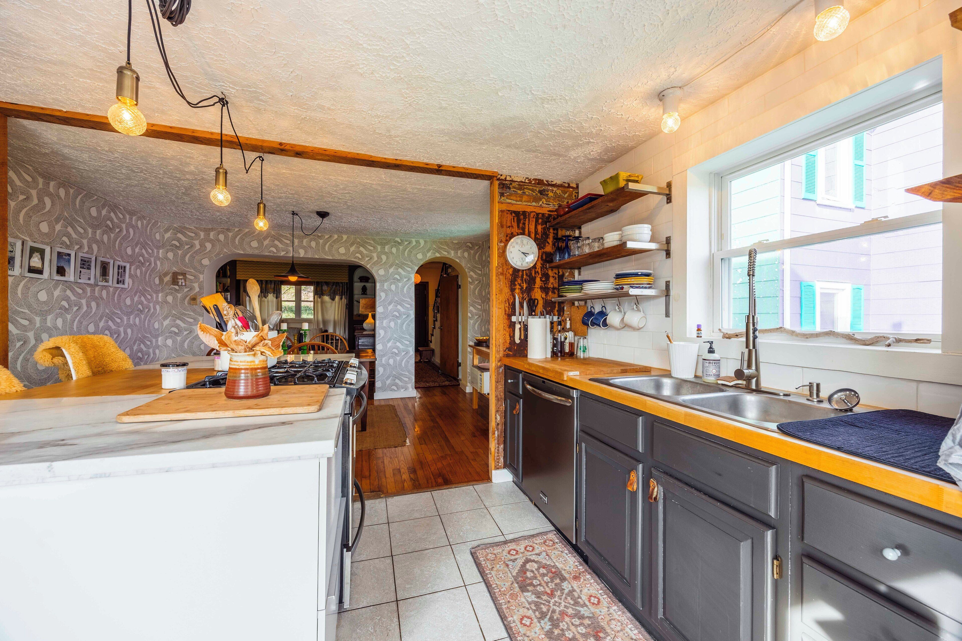 Geladeira, micro-ondas, fogão, cafeteira/chaleira