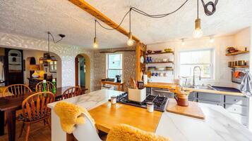 Refrigerador, microondas, horno y cafetera y tetera