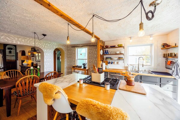 Fridge, microwave, oven, coffee/tea maker - DV-627 Walk to Breweries! Pets OK! Skiing Nearby! (Davis)