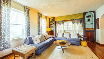 Televisión y chimenea