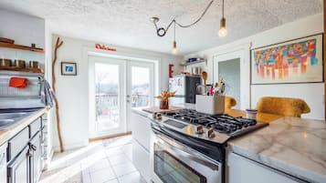 Refrigerador, microondas, horno y cafetera y tetera