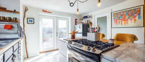 Kühlschrank, Mikrowelle, Ofen, Wasserkocher mit Kaffee-/Teezubehör