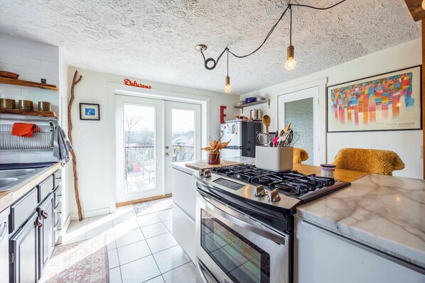 ثلاجة، ميكروويف، فرن، ماكينة لصنع القهوة/الشاي