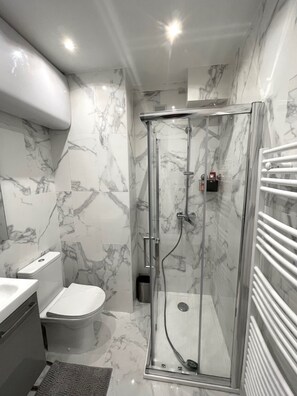 Dusche, Haartrockner, Handtücher, Seife