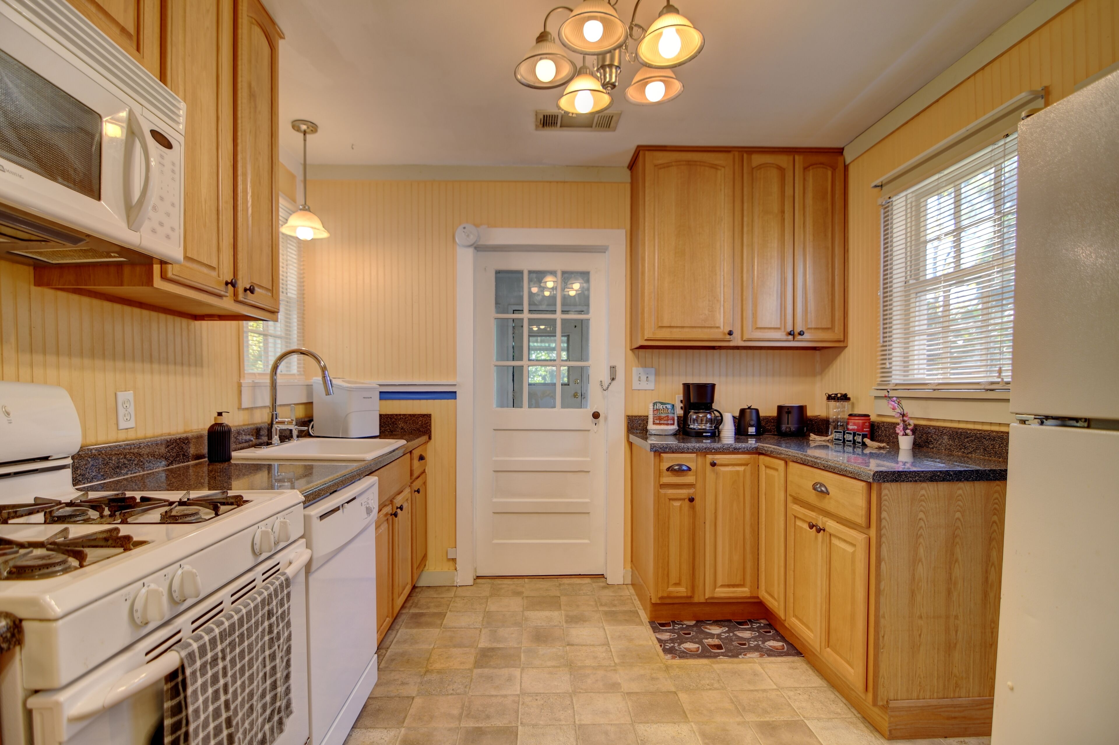 Køleskab, mikrobølgeovn, ovn, kogeplade