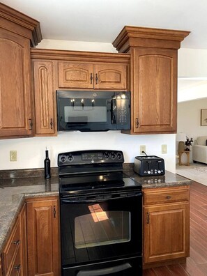 冰箱、微波炉、烤箱、炉灶