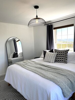 5 bedrooms, desk, WiFi, bed sheets