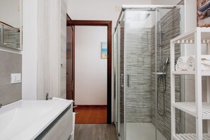 Bruser, hårtørrer, bidet, håndklæder