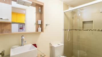 Estudio | Baño | Ducha y toallas