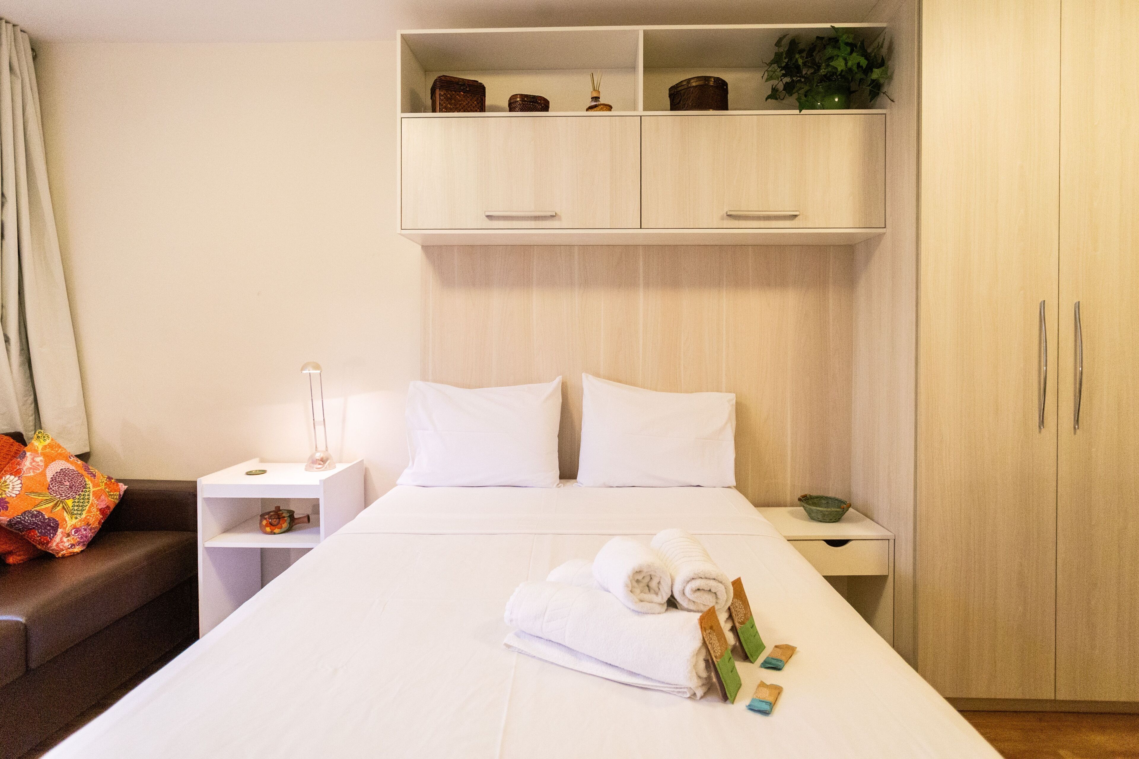 Cortinas blackout, tabla de planchar con plancha y wifi gratis 