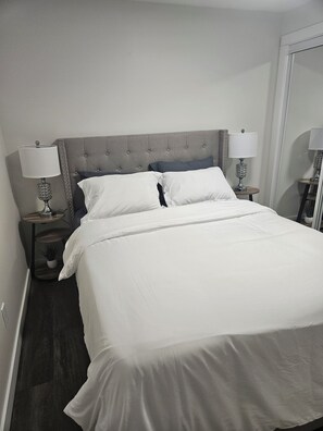 Iron/ironing board, WiFi, bed sheets - Beautiful, serene and modern! (Saskatoon)
