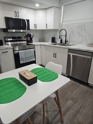 Microwave, oven, stovetop, dishwasher - Beautiful, serene and modern! (Saskatoon)