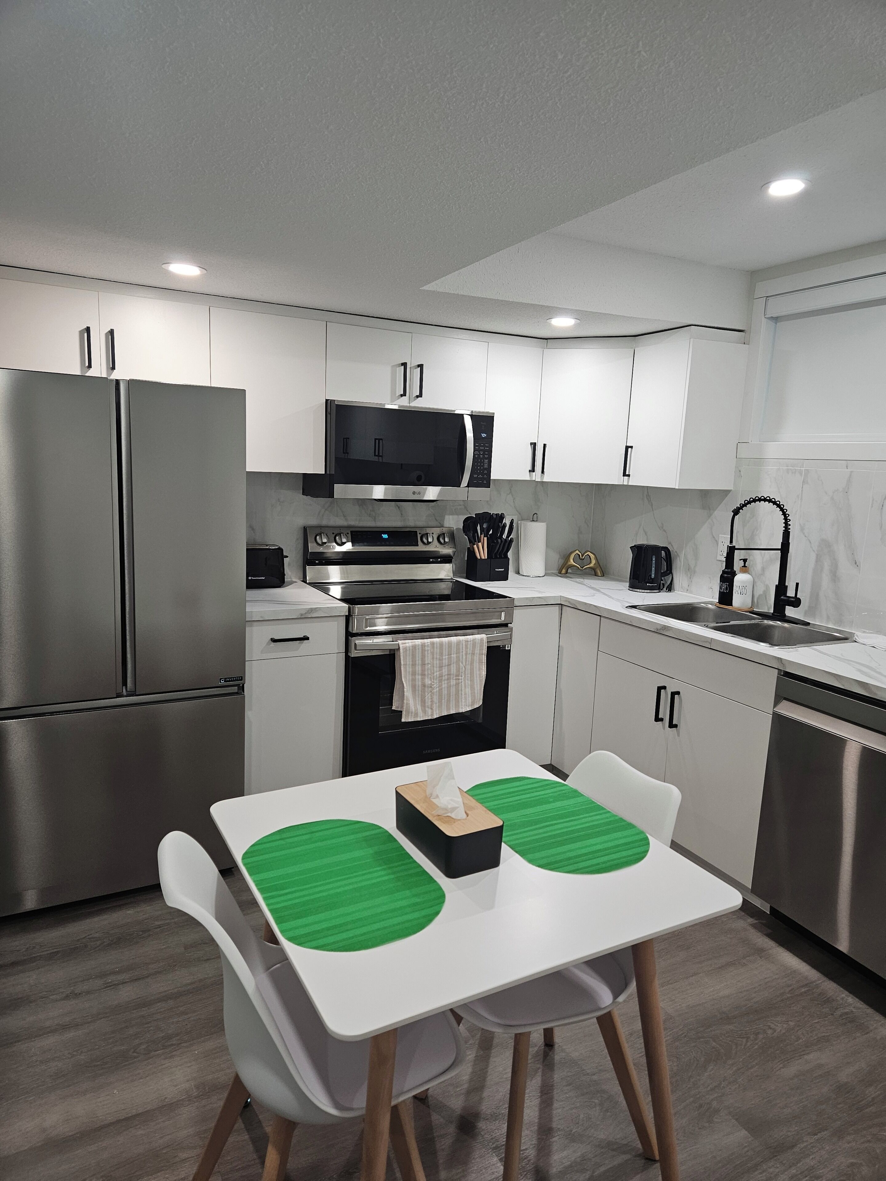 Micro-ondes, four, plaque de cuisson, lave-vaisselle