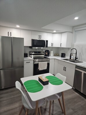 Micro-ondes, four, plaque de cuisson, lave-vaisselle