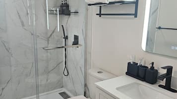 SĂšche-cheveux, serviettes fournies, savon, papier toilette