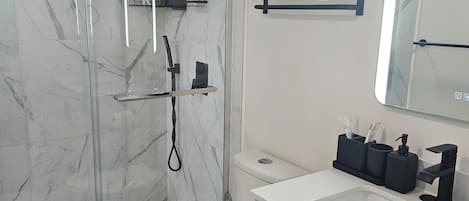 Sèche-cheveux, serviettes fournies, savon, papier toilette
