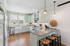 Fridge, microwave, oven, stovetop - Hope Cottage sleeps 8 with a heated pool (St Simons Island)