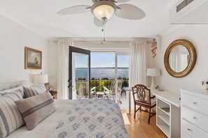 Free WiFi, bed sheets - Ocean Front Escape sleeps 4 (St Simons Island)