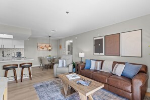 TV - Modern Las Vegas Condo Near Strip w/ Pool & Gym and free parking NO RESORT FEES (Paradise)