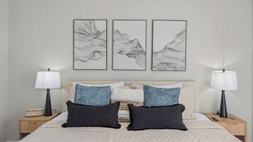 Een strijkplank/strijkijzer, wifi, beddengoed