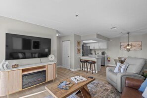 TV - Modern Las Vegas Condo Near Strip w/ Pool & Gym and free parking NO RESORT FEES (Paradise)