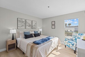 Iron/ironing board, WiFi, bed sheets - Modern Las Vegas Condo Near Strip w/ Pool & Gym and free parking NO RESORT FEES (Paradise)