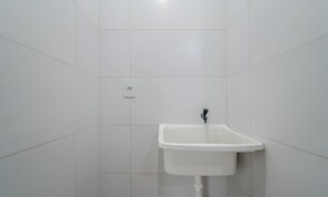 Basic Apartment | Bathroom | Shower