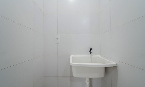 Eenvoudig appartement | Badkamer | Een douche