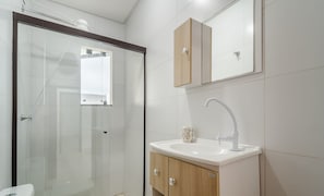 Apartamento básico | Banheiro | Chuveiro