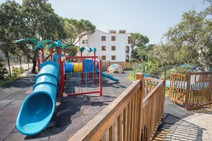 Lasten leikkialue ulkona