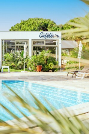 Una piscina techada, 3 piscinas al aire libre