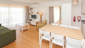 Appartamento Standard, 2 camere da letto | Area soggiorno | TV 50 cm con canali satellitari