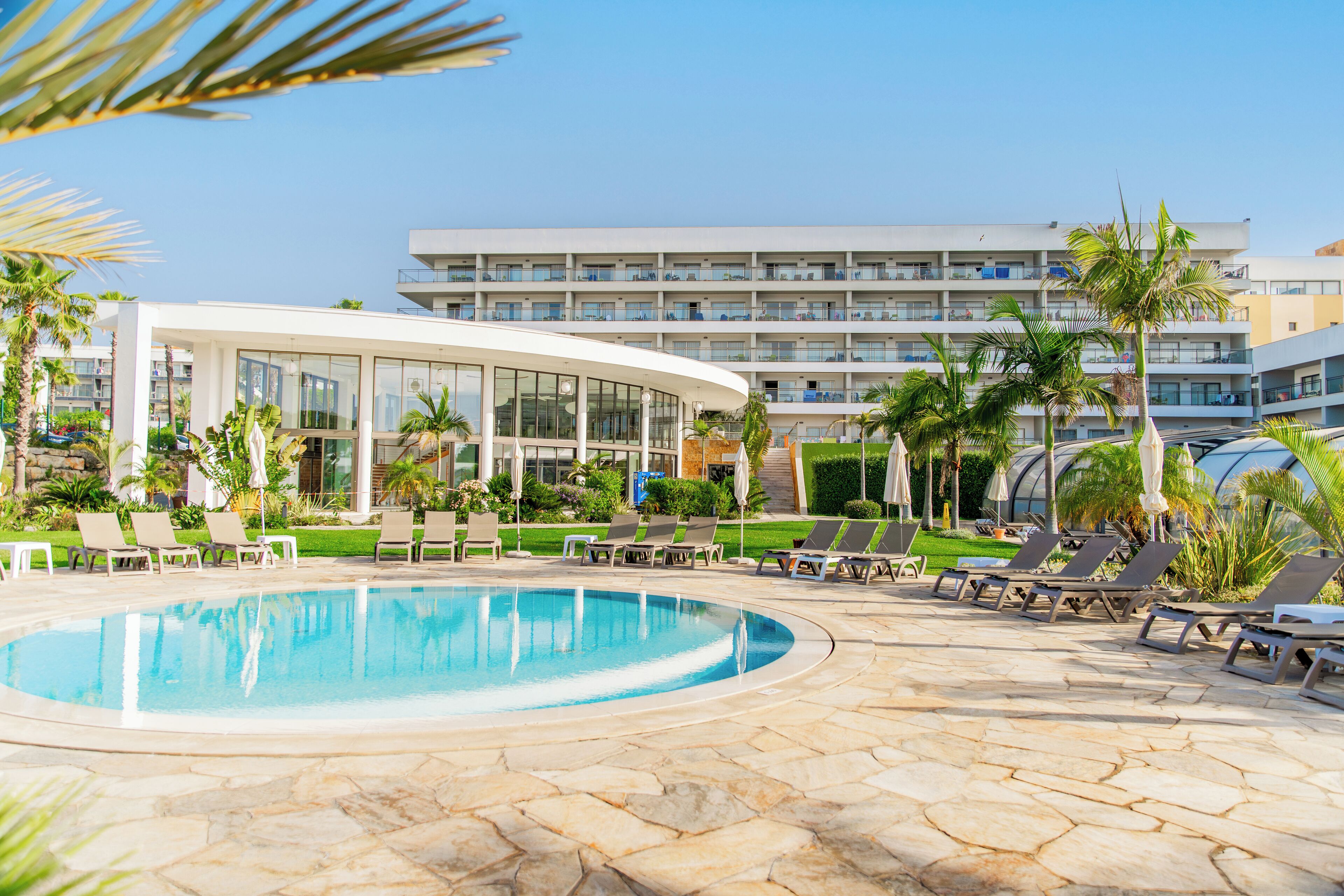 Een binnenzwembad, 3 buitenzwembaden