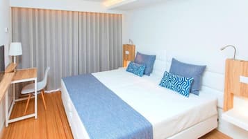 Caja de seguridad en la habitación y tabla de planchar con plancha