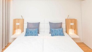 Caja de seguridad en la habitación y tabla de planchar con plancha 