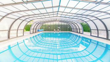 Een binnenzwembad, 3 buitenzwembaden