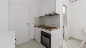 House | Private kitchen - Apartment With AC and Balcony Golem (Golem)