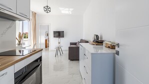 House | Private kitchen - Apartment With AC and Balcony Golem (Golem)