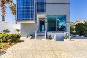House - Apartment With AC and Balcony Golem (Golem)