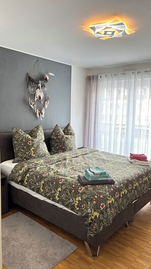 2 عدّة غرف نوم ومكواة/لوح كي وواي فاي وملاءات أسرّة