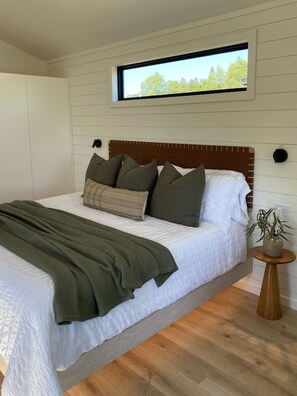 Tabla de planchar con plancha, wifi, ropa de cama