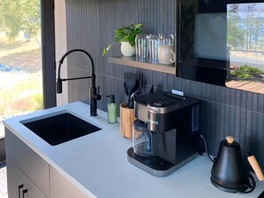 Kühlschrank, Mikrowelle, Herdplatte, Wasserkocher mit Kaffee-/Teezubehör