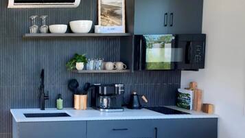 Kühlschrank, Mikrowelle, Herdplatte, Wasserkocher mit Kaffee-/Teezubehör