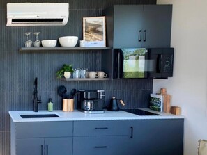 Kühlschrank, Mikrowelle, Herdplatte, Wasserkocher mit Kaffee-/Teezubehör