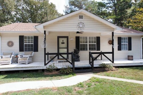 Sleeps 4-Paradise Retreat with Pool!