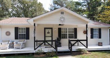 Sleeps 4-Paradise Retreat with Pool!