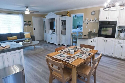 Sleeps 4-Paradise Retreat with Pool!