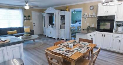 Sleeps 4-Paradise Retreat with Pool!